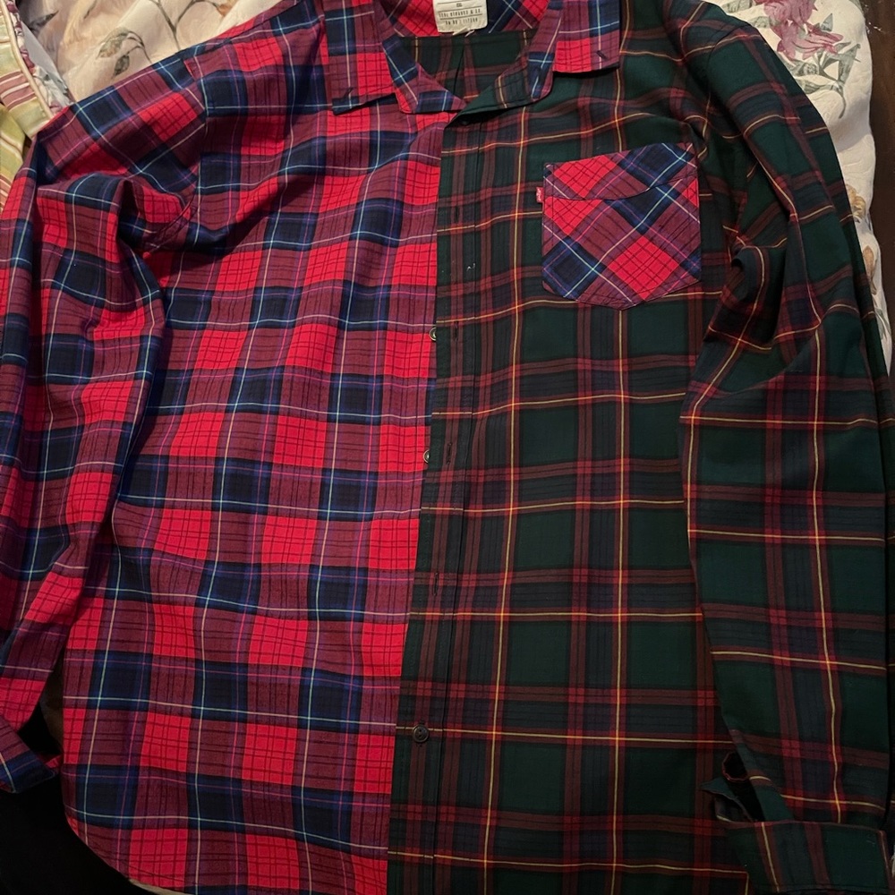 Like new long sleeve Levi shirt only worn once
